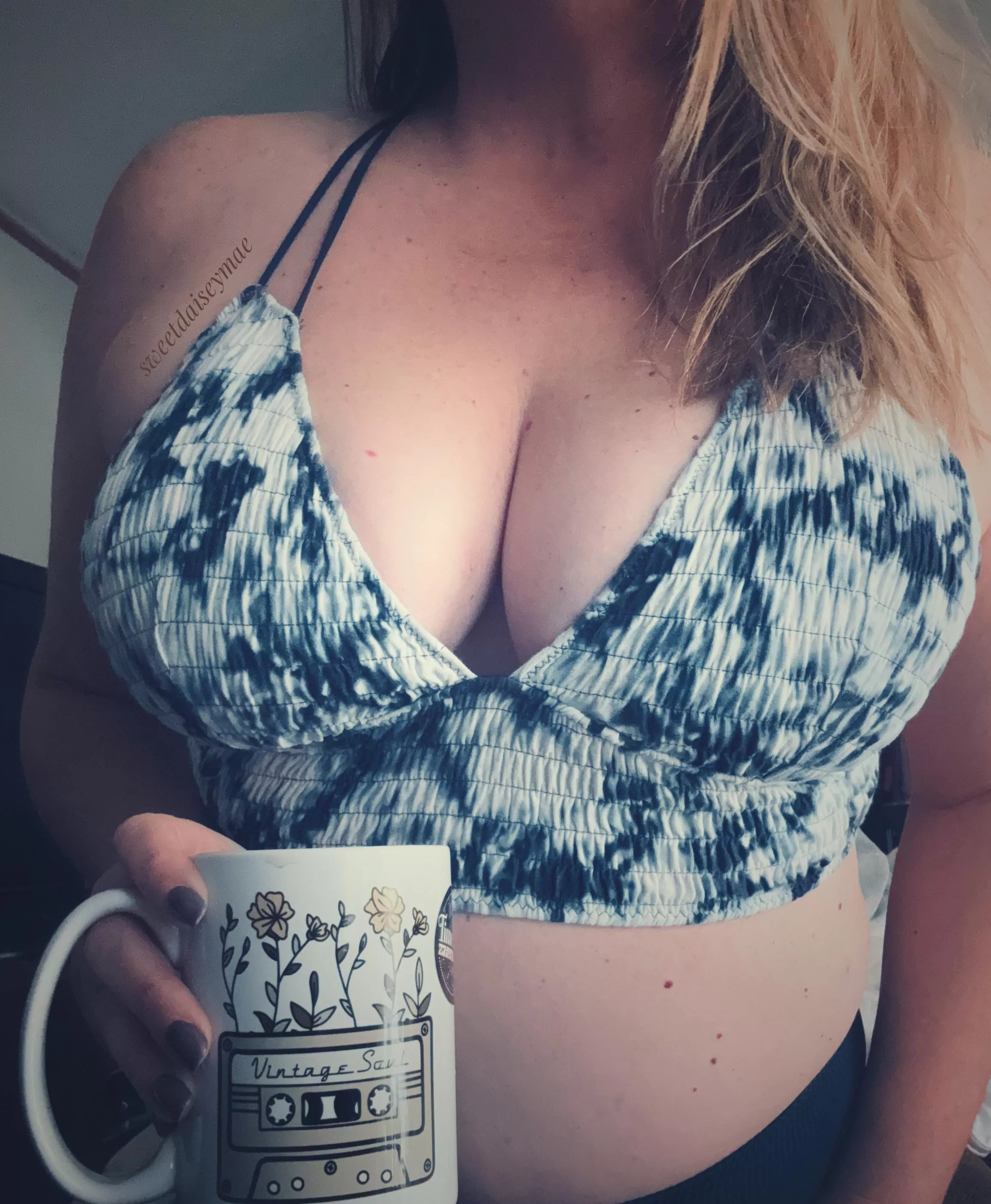 Saturday sing a long! Tell me what’s on your mix tape! The last 3 songs I listened to are below 💋