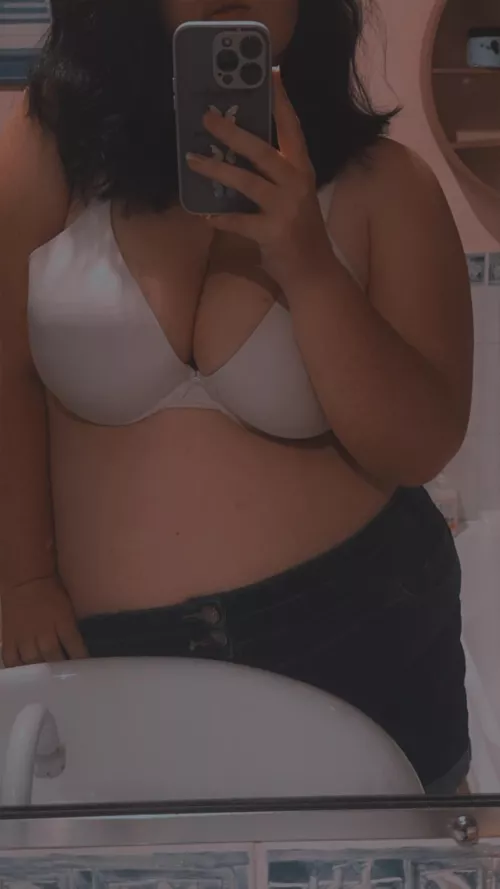 Sexy pose to show off the curves 🔥🔥