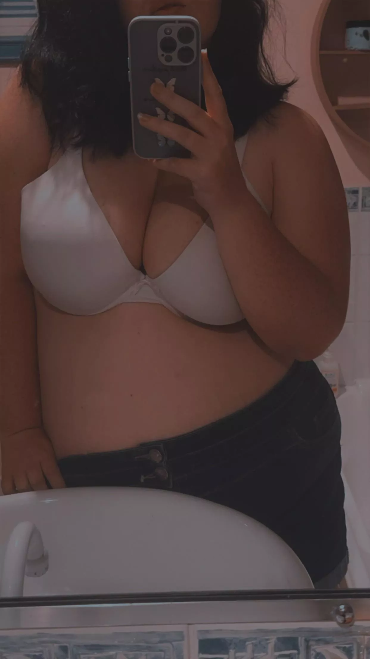 Sexy pose to show off the curves 🔥🔥