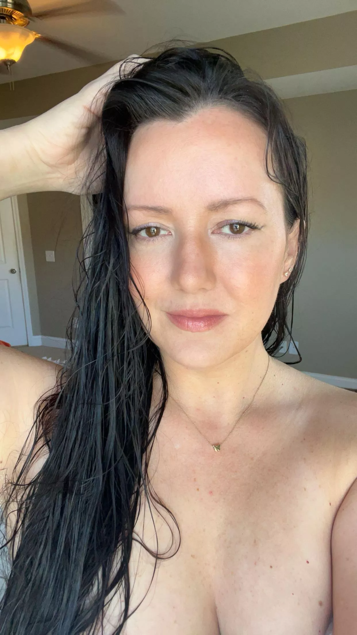 Take a hot shower with this milf (f41)