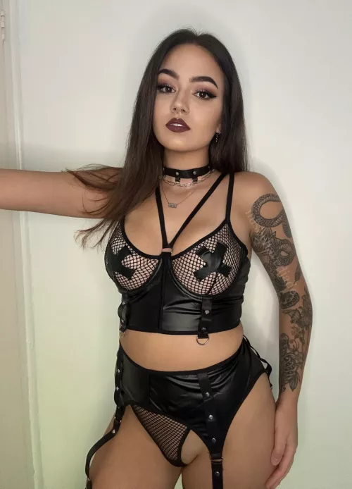 waiting for somebody to make an emo gf out of me