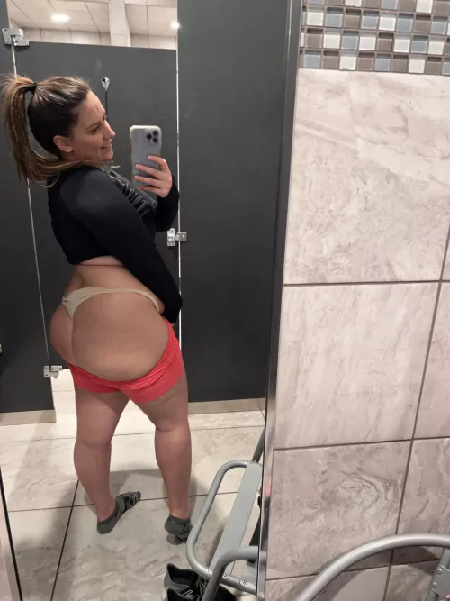 Wanna fuck me in the locker room after we workout??