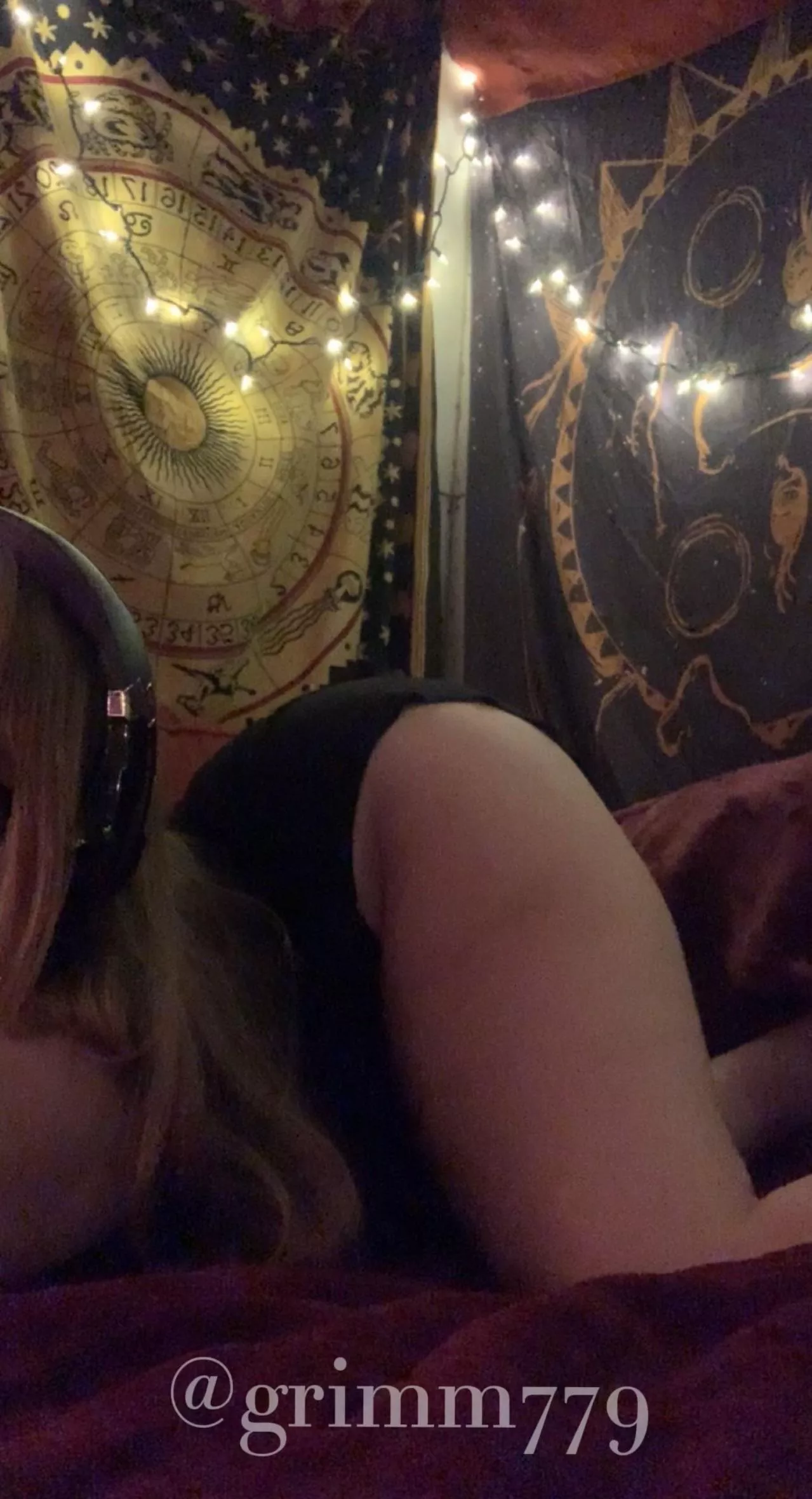 Wish someone was behind my thicc goth gamer ass ;)