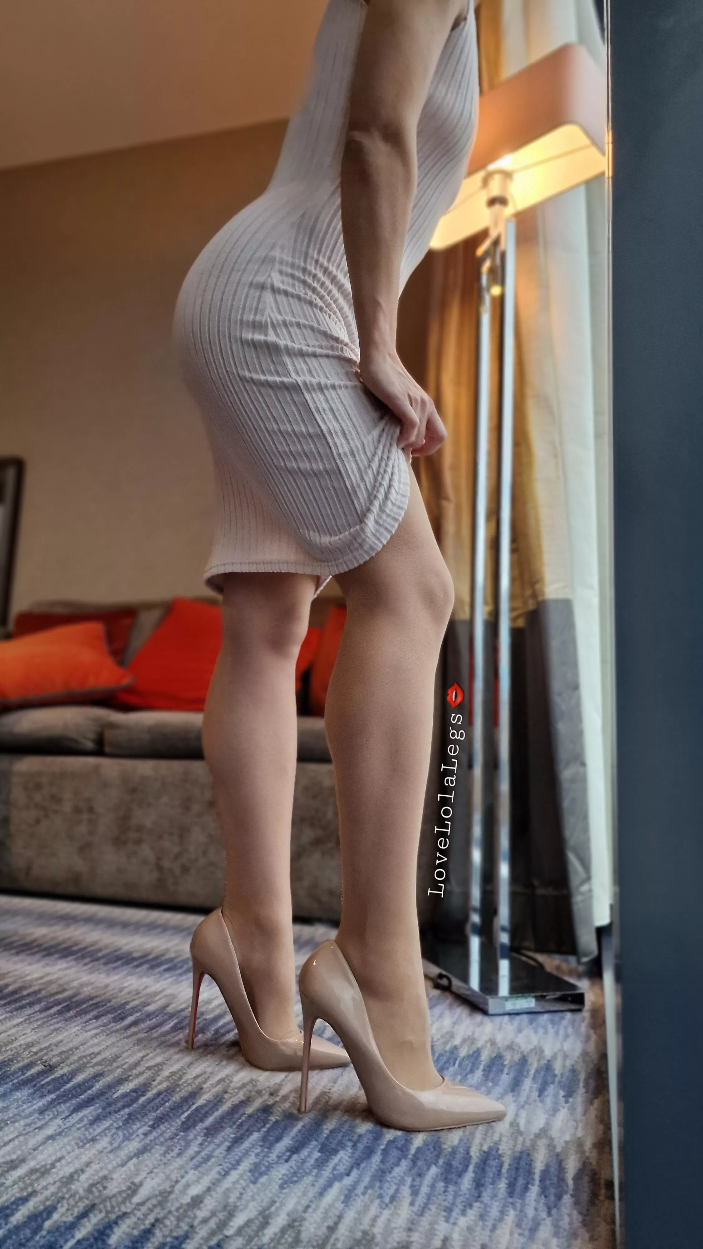 A little thigh reveal for world outside my window 👄