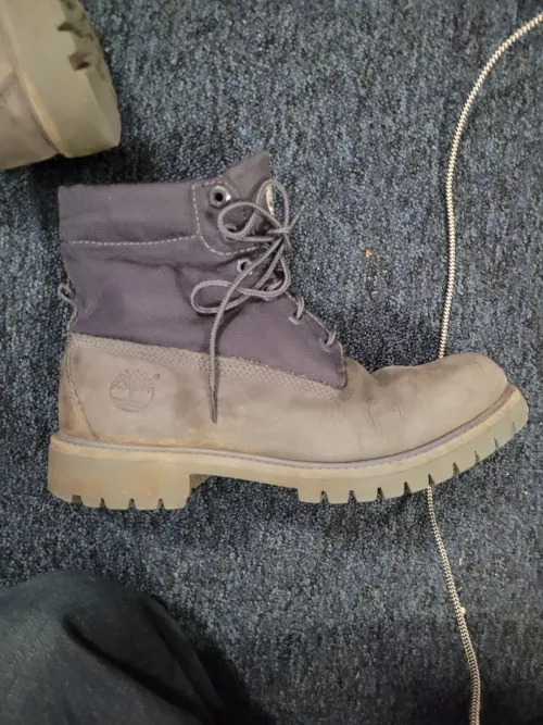 Bent/ curved outsole? I just bought these boots second and the sole is so curved like whoever had these only stood on tip toes, anyone know how to fix it?