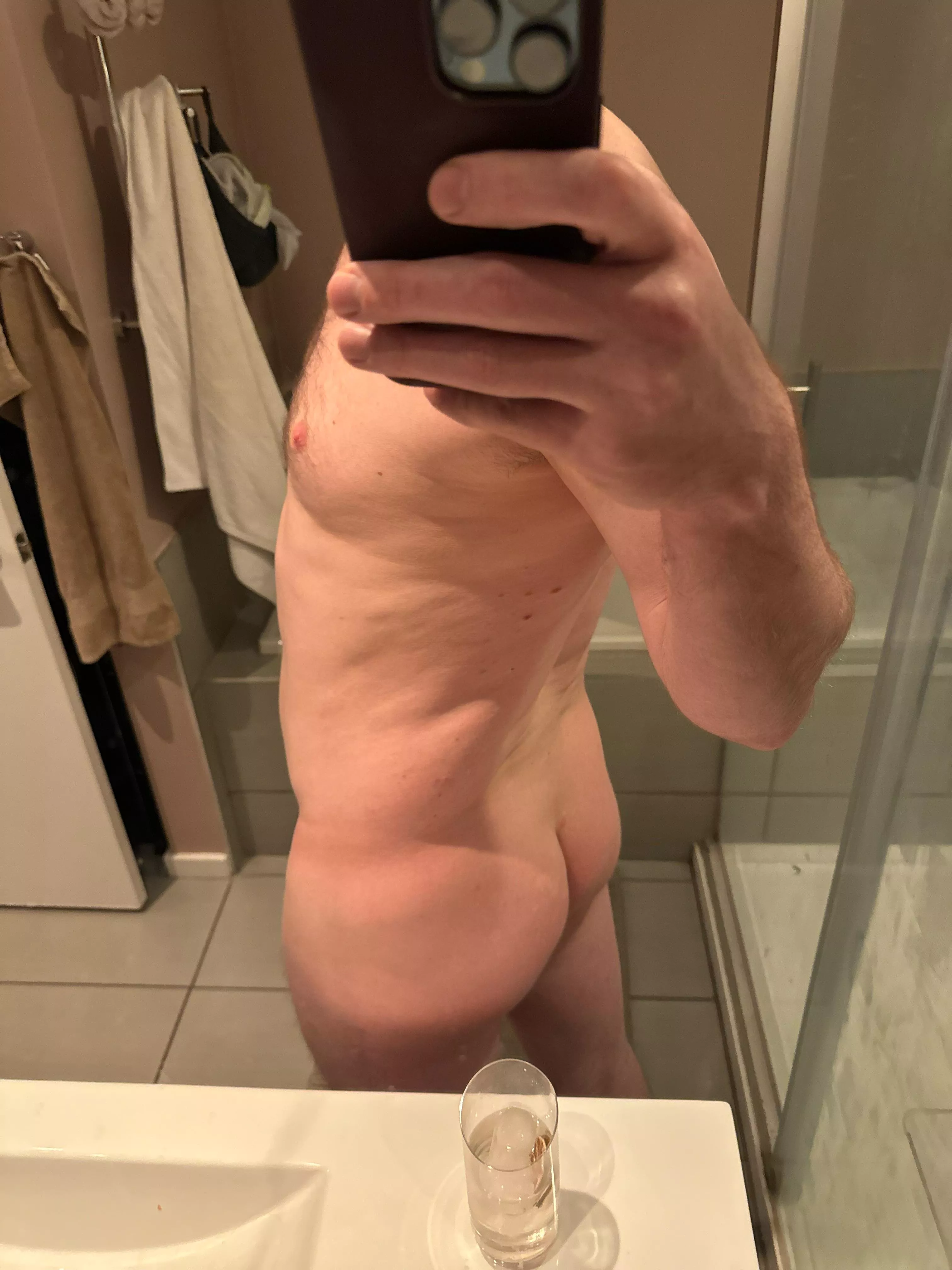 Bi (39) gin tonic and ass 😼