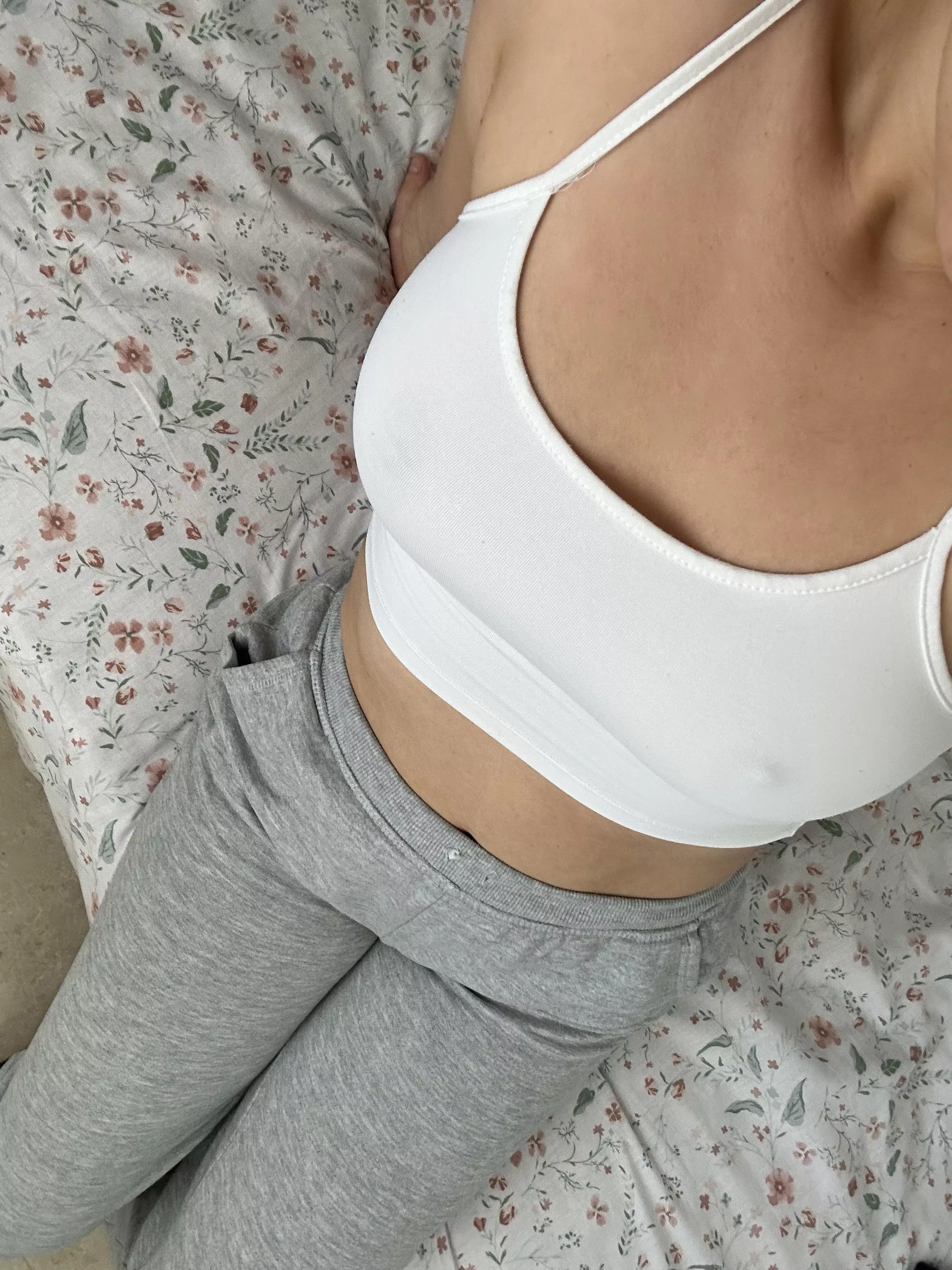 croptops always looks better when braless