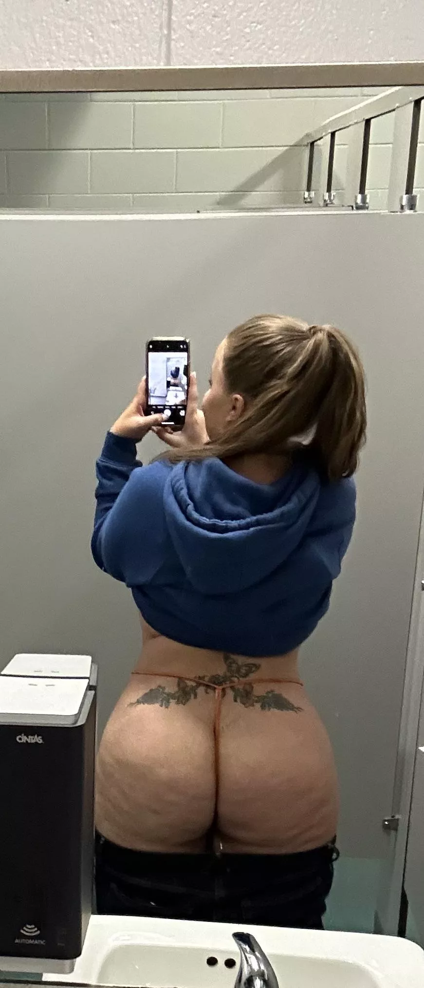 Curvy mama with a phat butt (f)