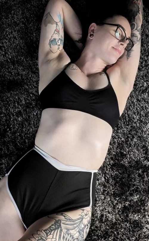 [f] Daydreaming about cock while I should be working out. Anyone for some light cardio??