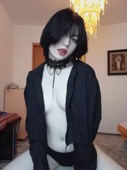 I feel like being virgin at the age of 18 is weird for people, makes me so insecure😈