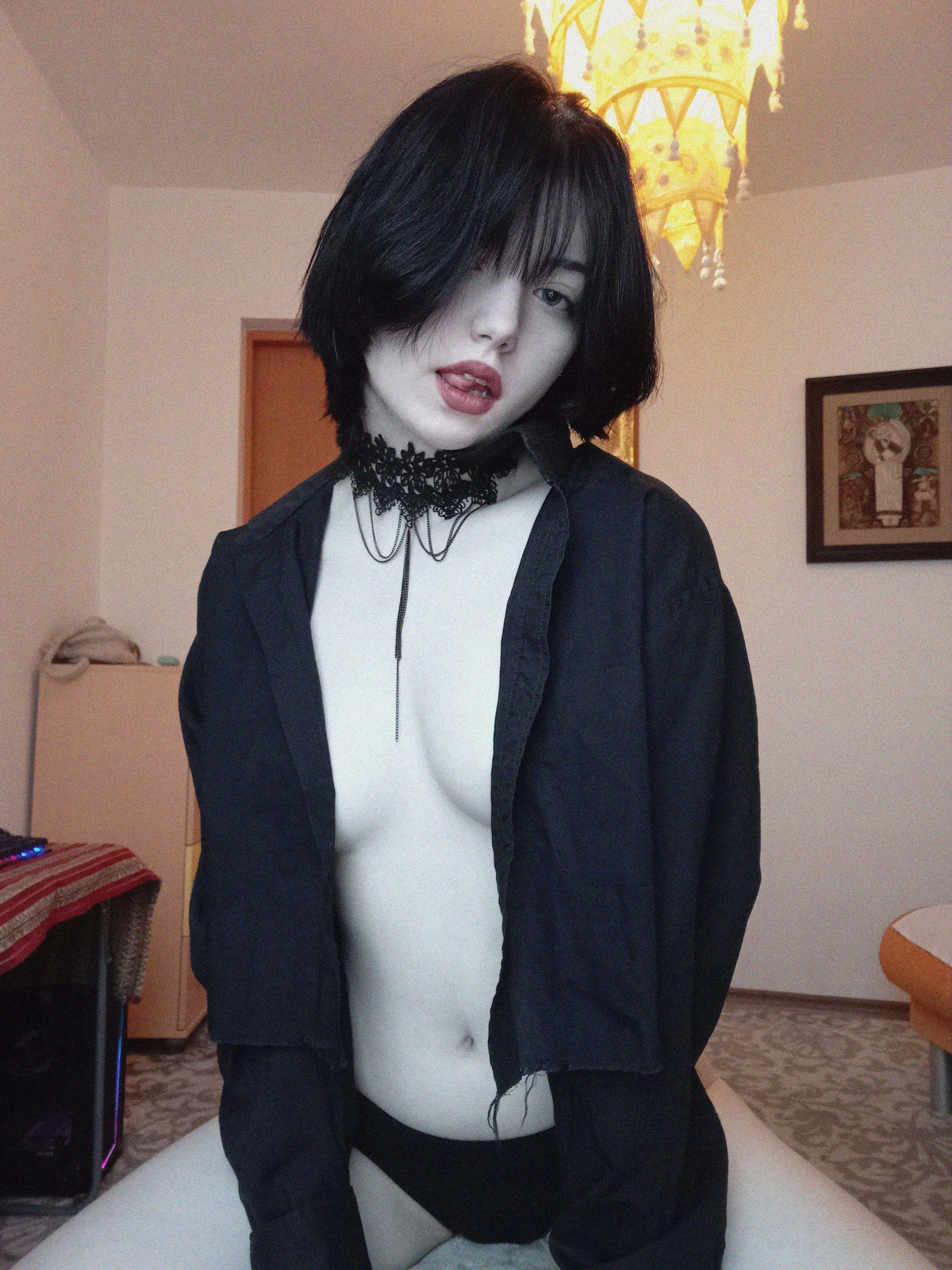 I feel like being virgin at the age of 18 is weird for people, makes me so insecure😈