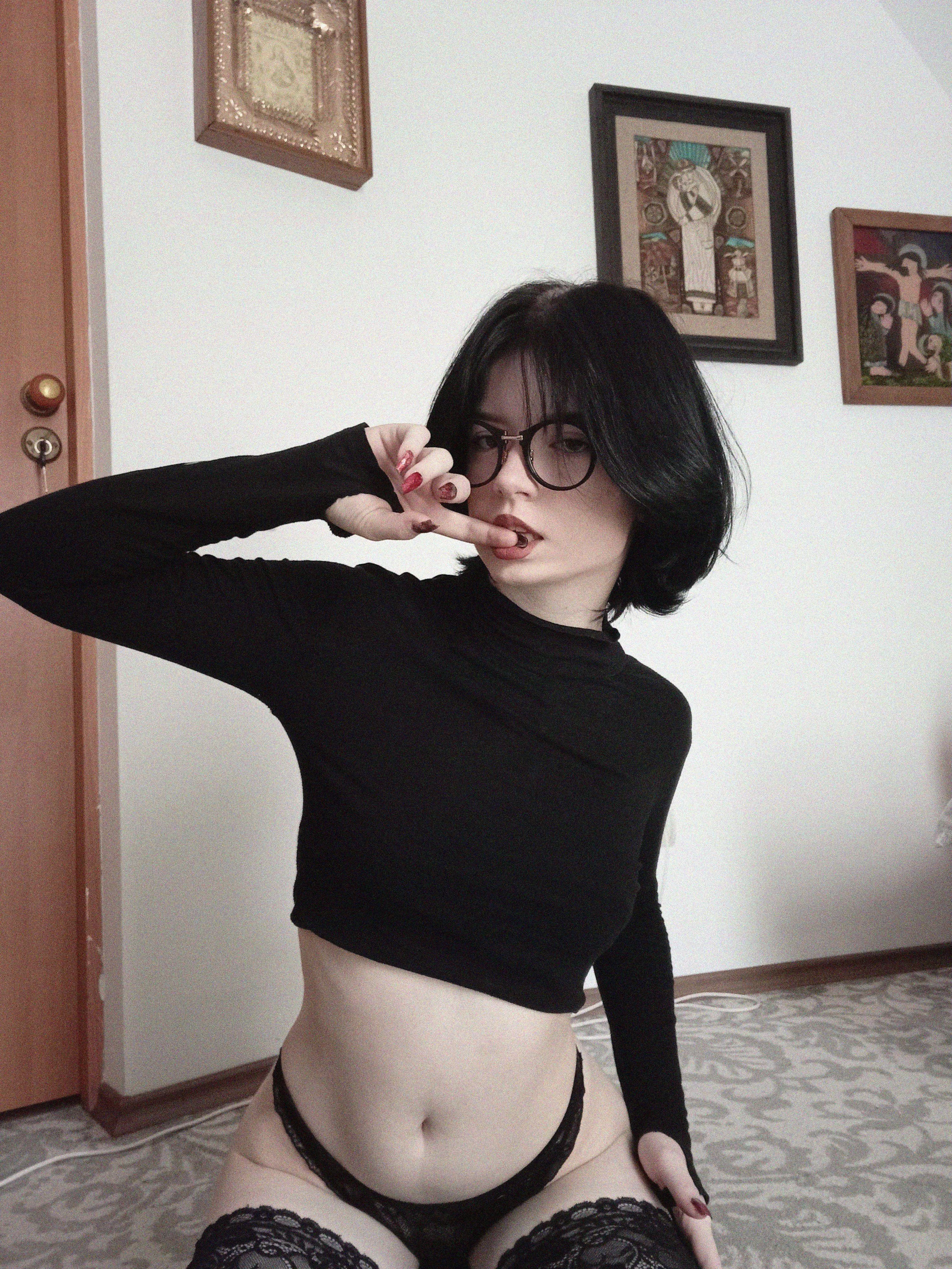 I’d sit on your face but I don’t think you’d survive🖤