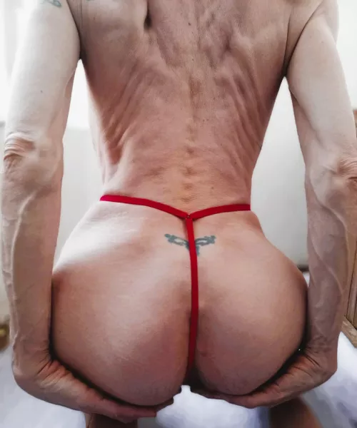 Red thongs are very hot. This one comes off very easily.