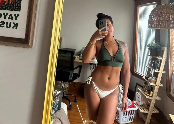 Simple white bikinis are the sexiest