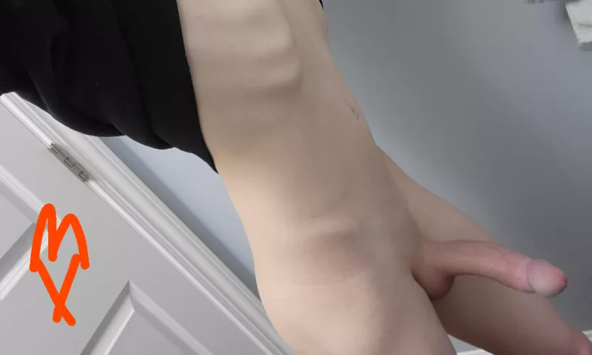 🖤 Straight boys.. would you ever date a lil cutie w a massive cock? 🙈