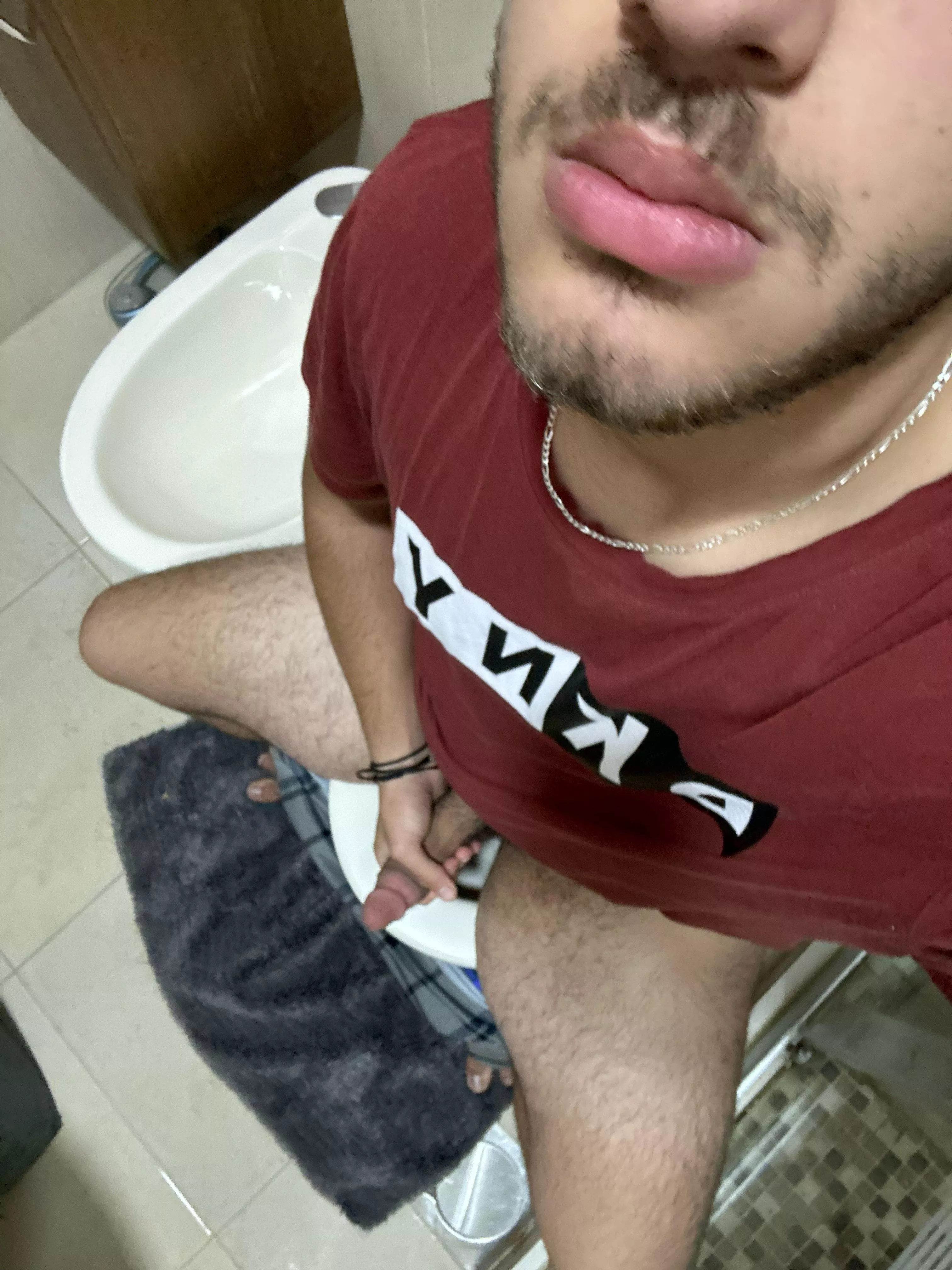18 m kinda chubby arab with nice brown cut cock add my snap markhalil05 for some fun time😈😈