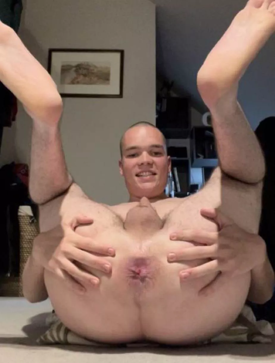 [20] I’m a total shameless slut! I want everyone to see me naked spreading open my ass so I can show the world how much of a pathetic cum hungry bum boy slut I am! Pls HMU!