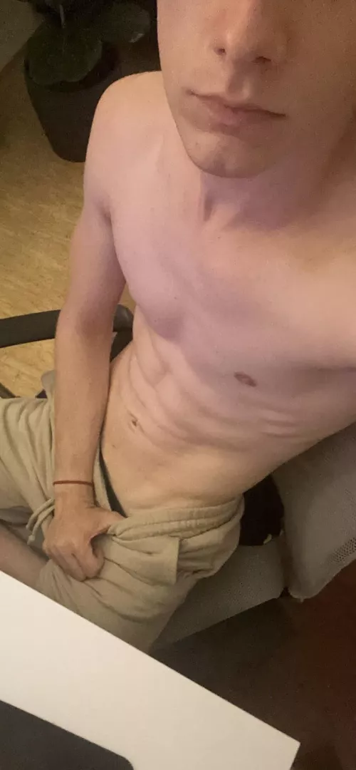 22 swimmer. Juicy asses or big dicks hmu ;) Snap: johnyydavis