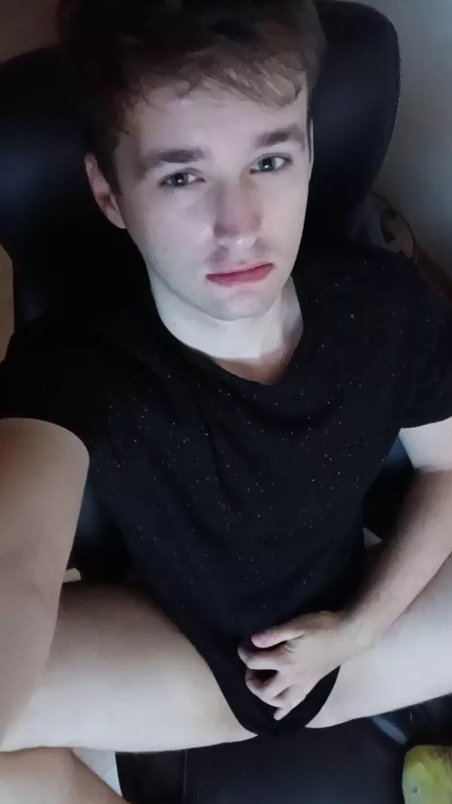 23 sub, looking for older master, to show off and be controlled. Sc: exploring.boy