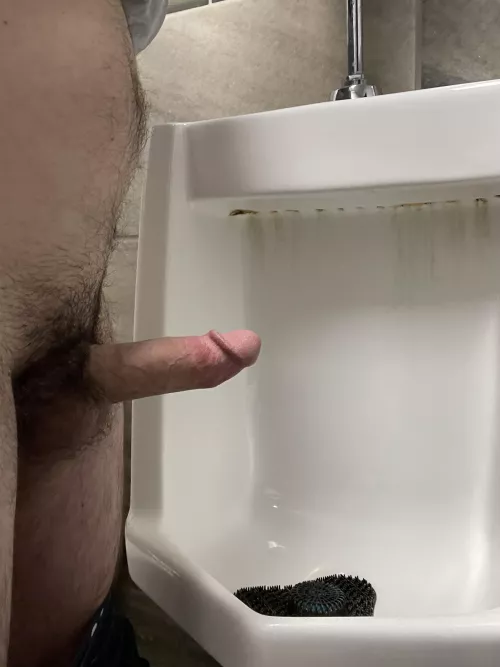 28 M who’s looking at the urinal?