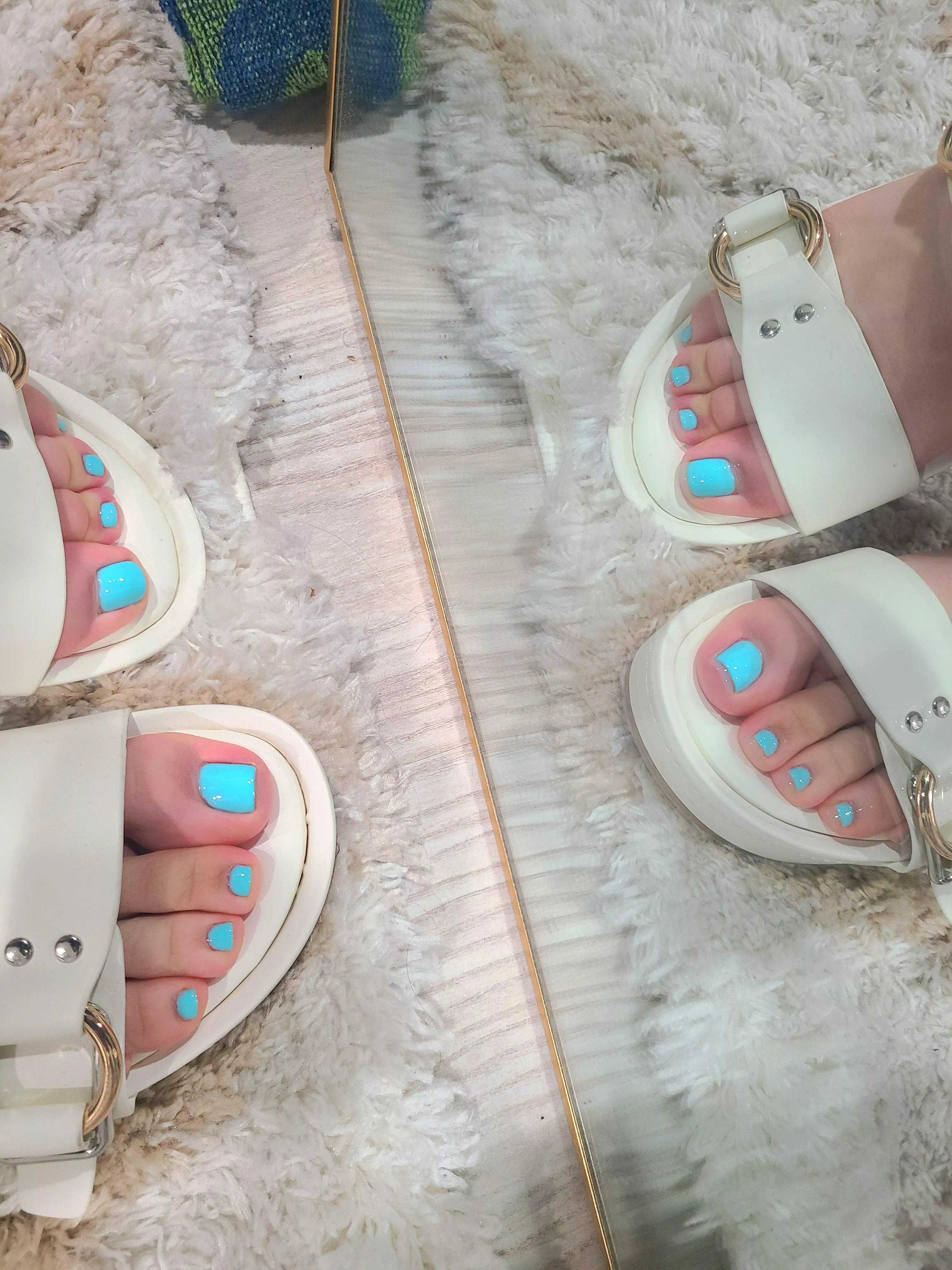 A fresh pedicure is sure to heat up your Sunday evening, isn't it? 😈🐷