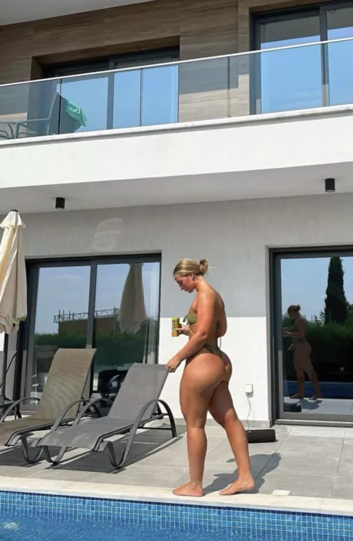 Across the pool iutr