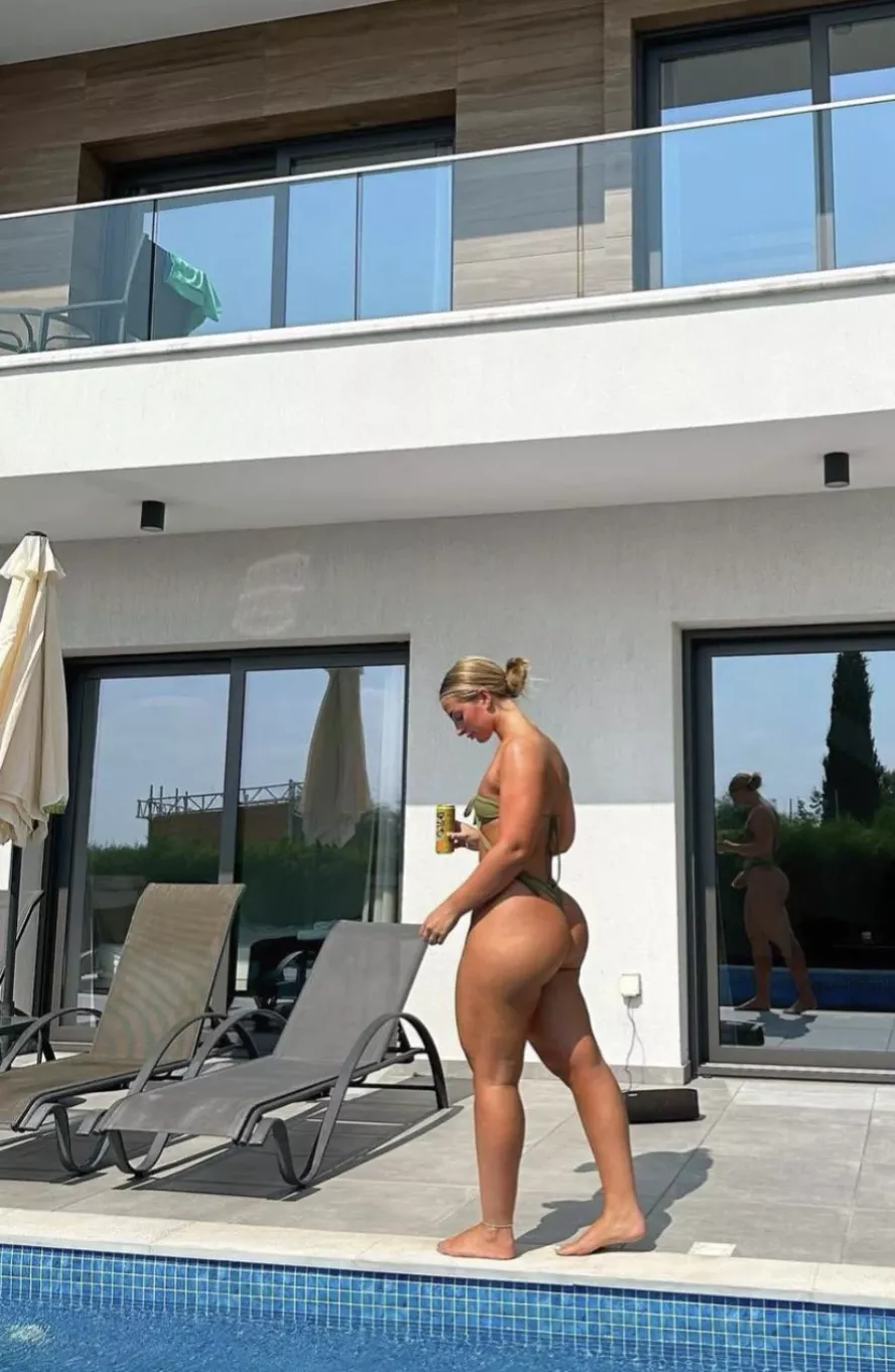 Across the pool iutr