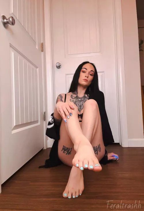 Ahhhh yes, always start at the toes🖤