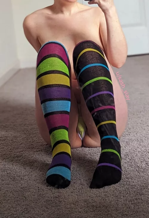 All about these wacky kneesocks 🤪💜