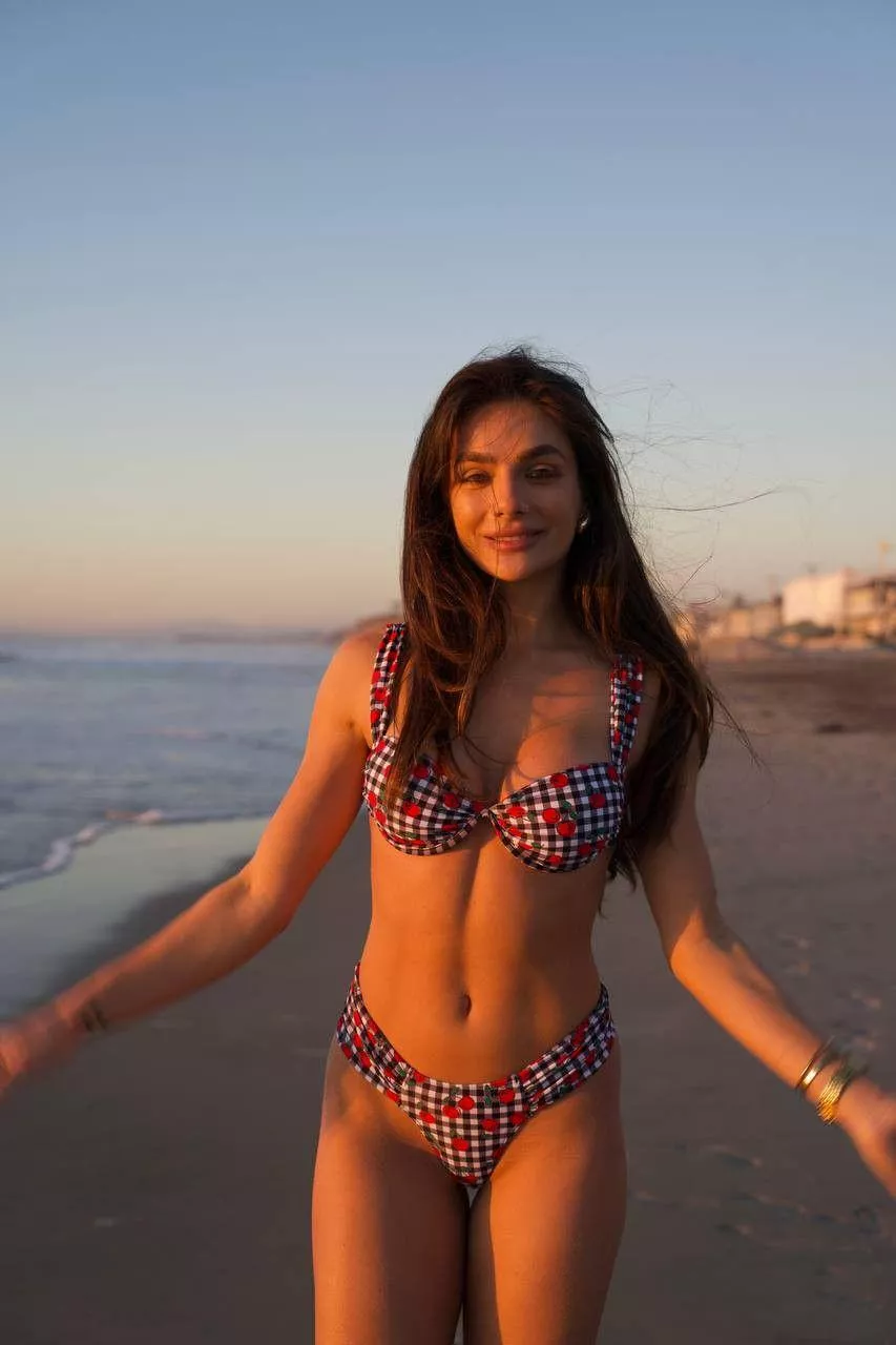 Am I the kind you'd invite out to eat?