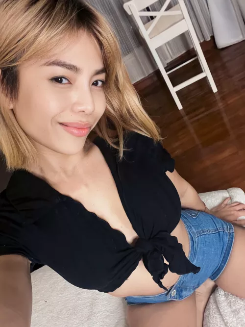 Any guy turned on by my asian beauty? 😋