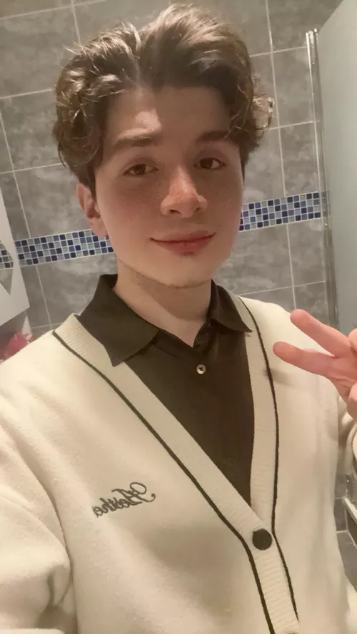 Bathroom lightning hits good 😗