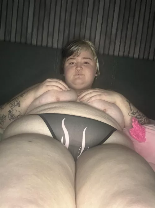 Come join me in bed 🖤