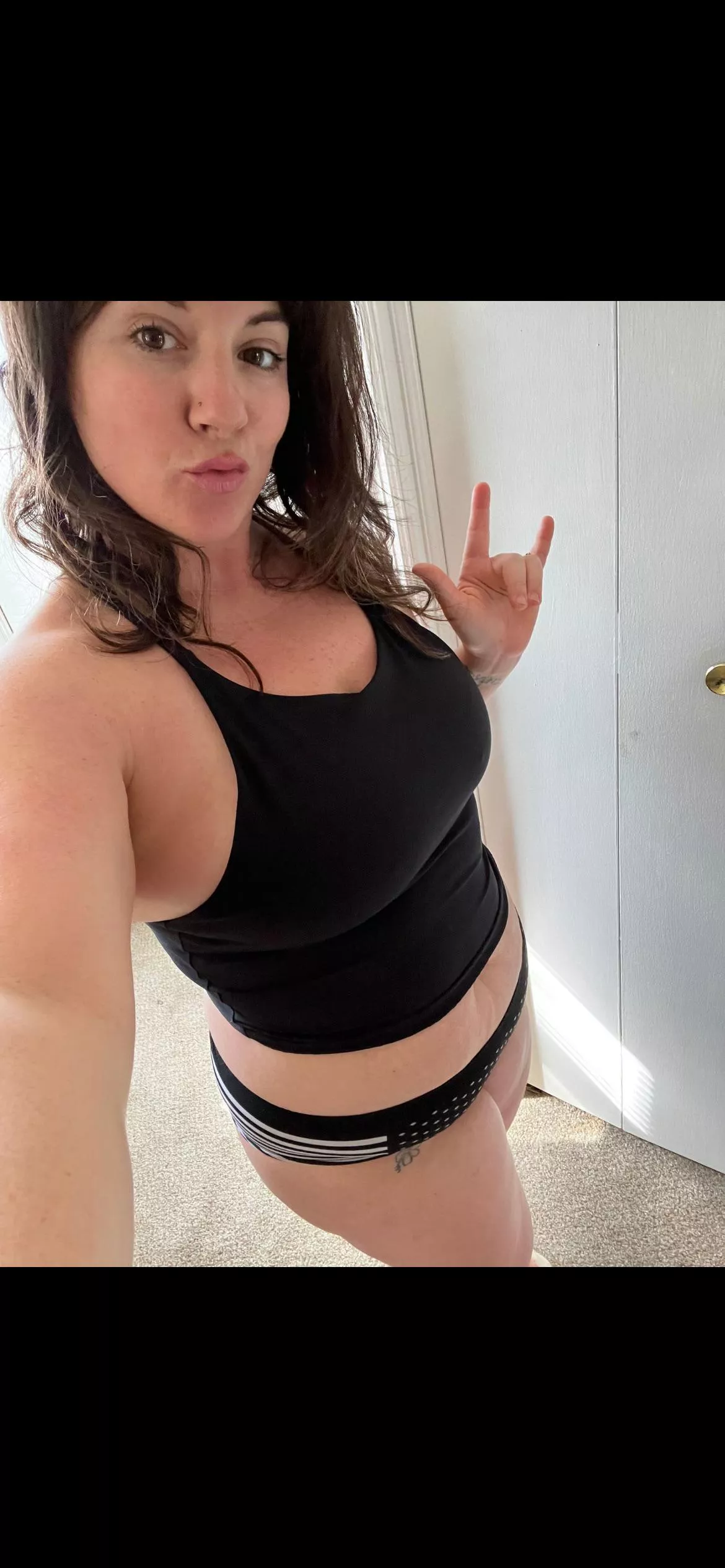 Cute, curvy & hella flirty!