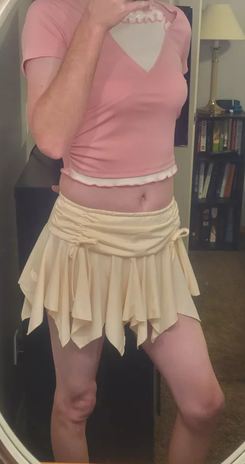 Cute lil skirt I just bought! New top too 🩷