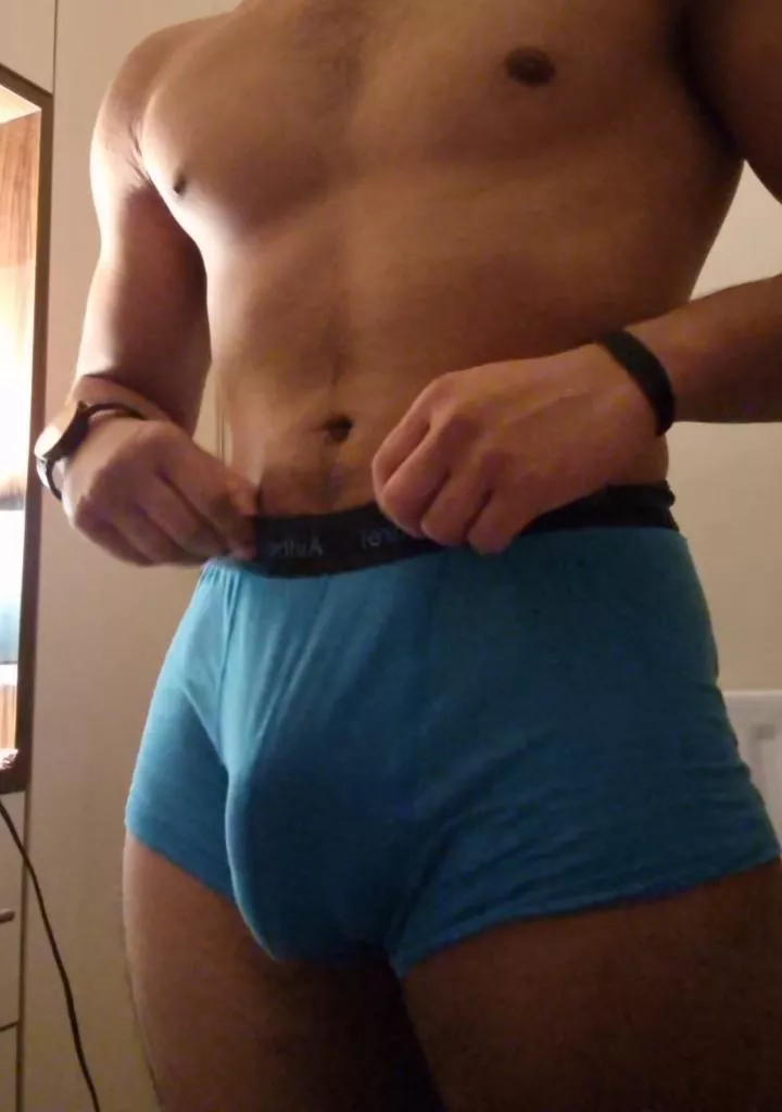 Daddy want a good obedient boy who's interested in getting his bussy eaten and fucked.