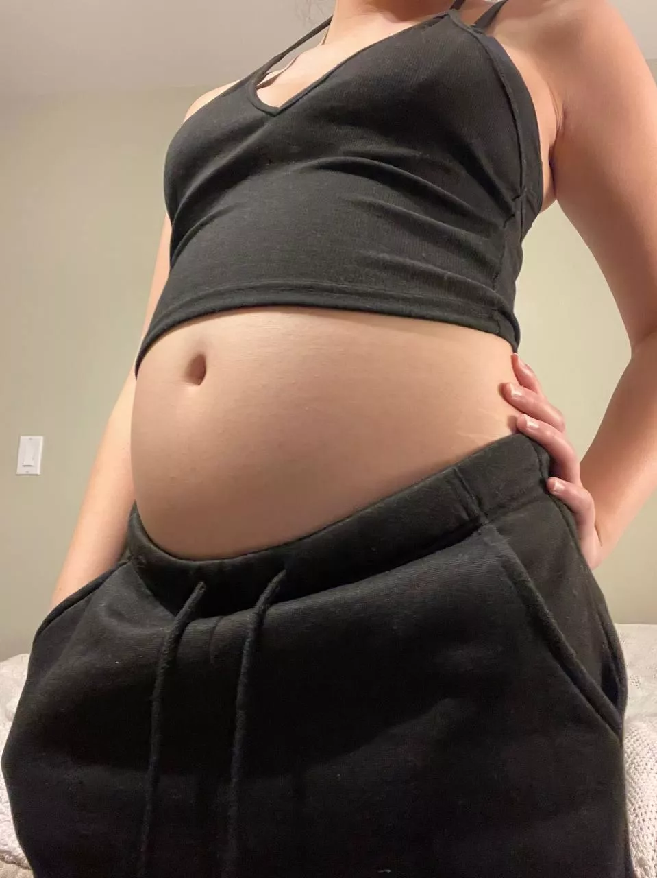 Feedee stuffs her stomach with pancakes until she’s shaped like a ball…