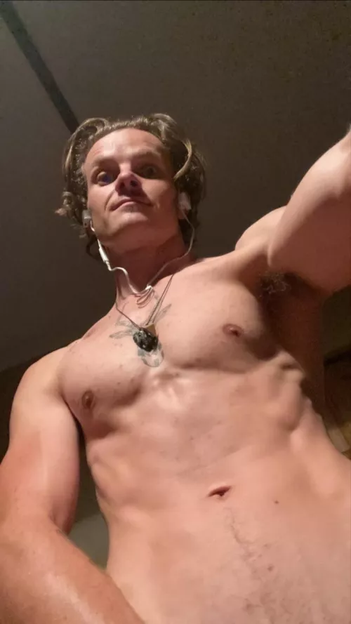 Hope thi sangle catches enough of my shoulder crevice, yes, that's the technical term