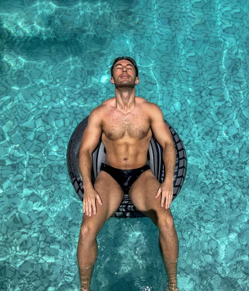It’s speedo season ☀️