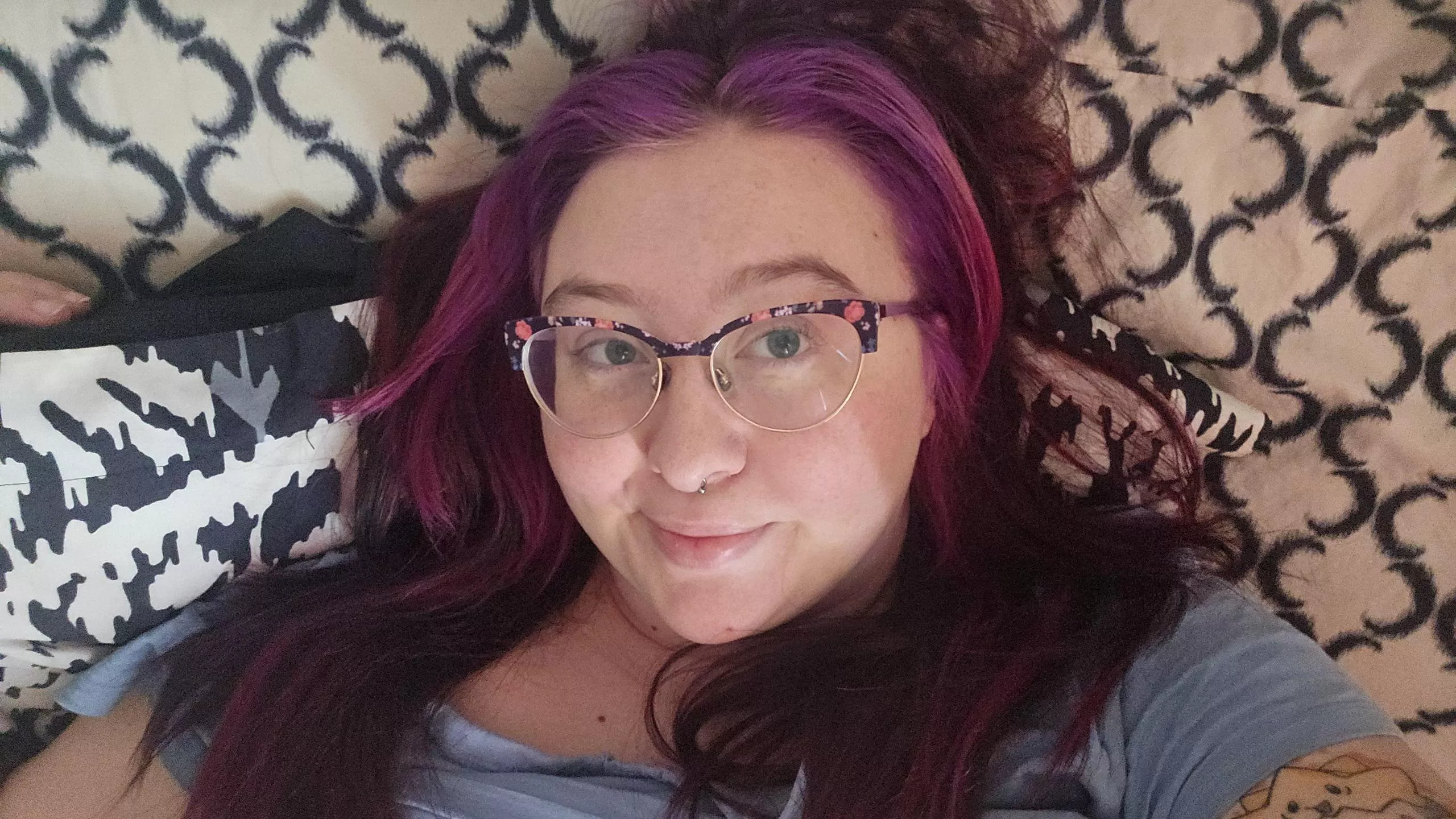 Lil no makeup selfie in bed 💗