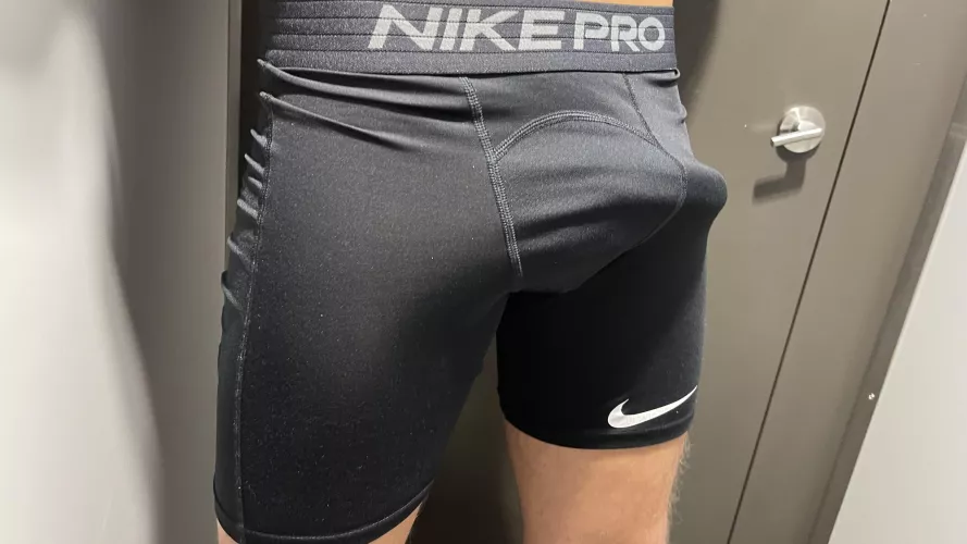 Love getting horny in the work toilets hehe, shame no one’s here to give me a hand