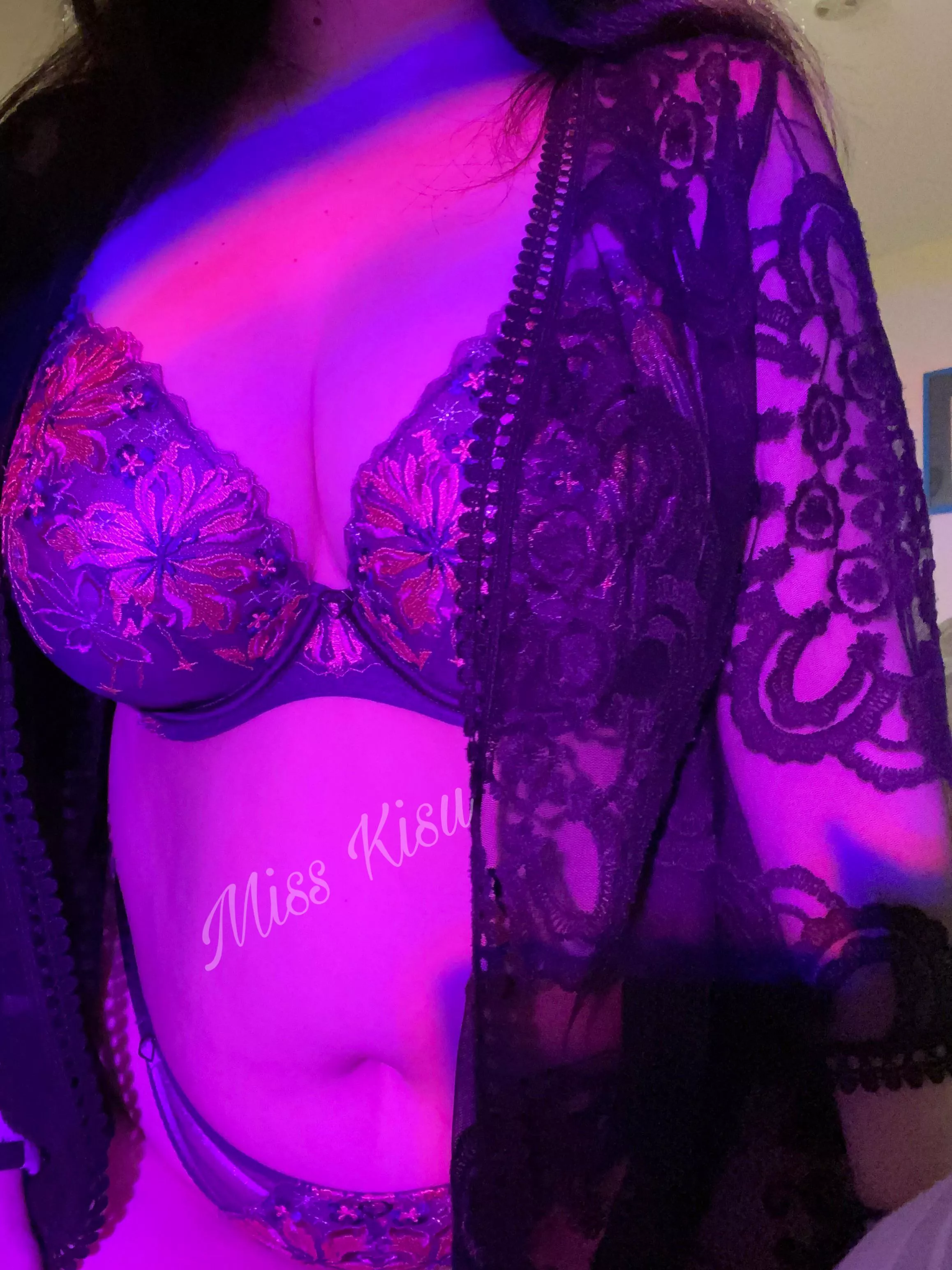 [MissKisu] I’m live right now, come help me buy my first lush