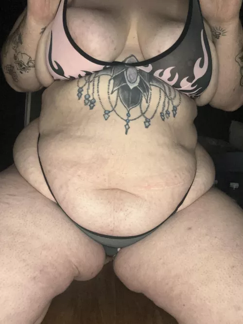 My squishy belly is getting bigger 🐷🖤