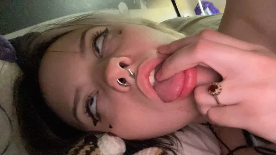 natural nails this time, fingers in my mouth 😚