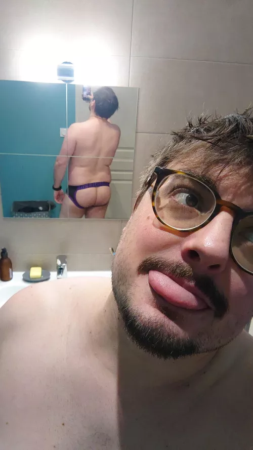 New place, new mirror, same butt 🍑