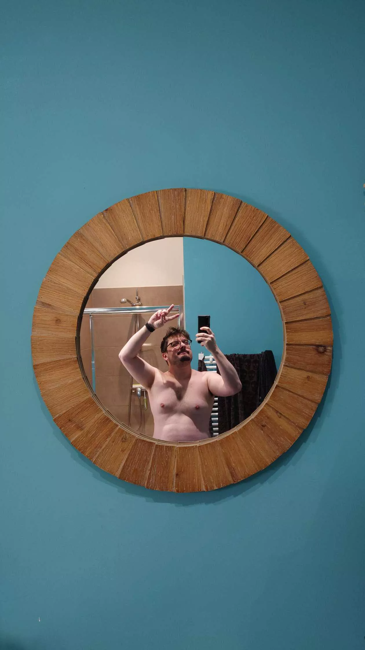 New place, new mirror, same me ✌🏻