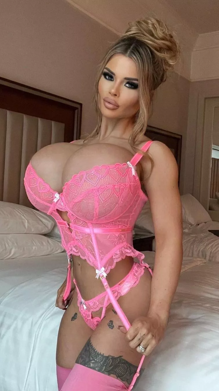 Paige looking pretty in pink....🔥🔥