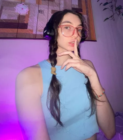 Ur secret brunette friend is here