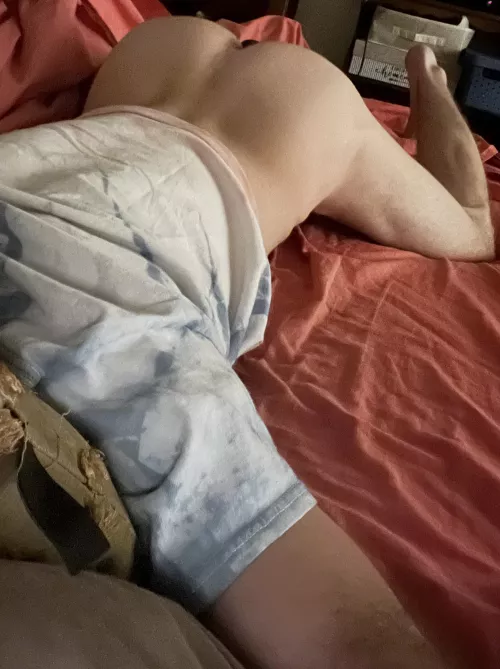 You are my roommate. you walk in with my ass up and I freeze what you gonna do?