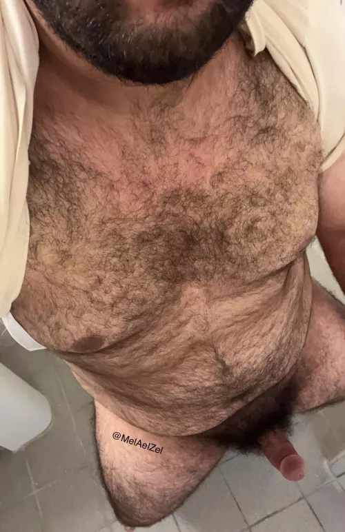 [21] Anybody likes a bottom with a body like this?